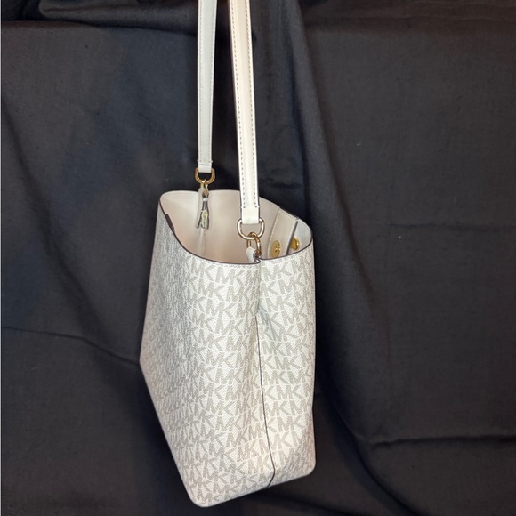 Michael Kors Vanilla MK Signature Bucket Tote | Shoulder Bag - Picture 4 of 6